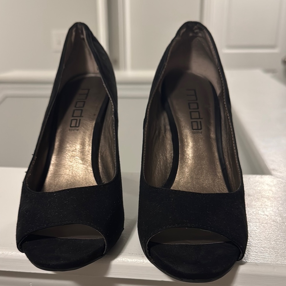 Moda Black Suede Heels with Open Toe Design